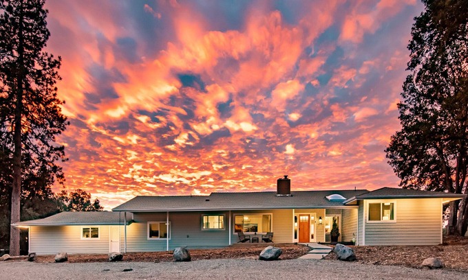 Mariposa House | Family Vacay to Yosemite: Mariposa, CA: Game Rm, Hot Tub, EV Charger, 3 Ensuites