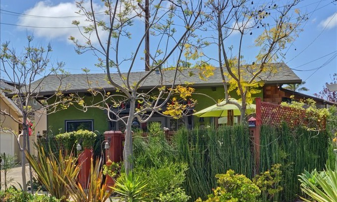Mission Hills House | Featured on HGTV!! Artistic, Designer, walk to dinner, 5min beach, 10min dwntown