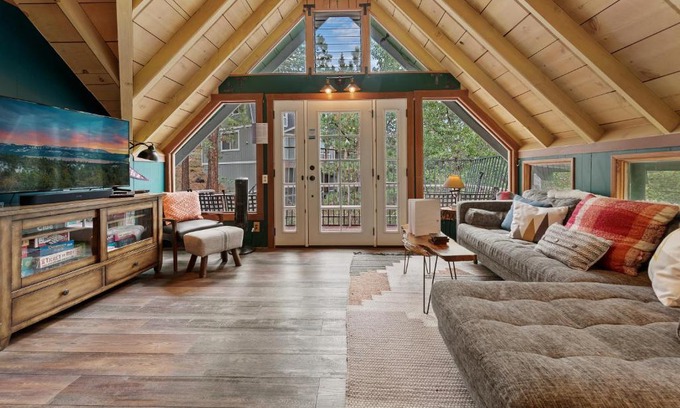 Upper Moonridge House | Forest Glen