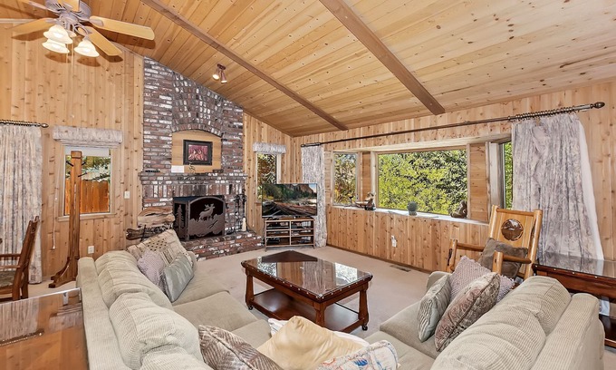 Fox Farm Cabin | Fox Canyon by Destination Big Bear : Hot Tub! BBQ! Air Hockey! Internet! Deck! Great Neighborhood! Fireplace!