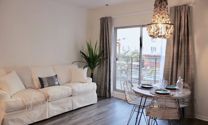 Pacific Terrace Condo | Free Parking & Housekeeping! Beachy Gaslamp Condo