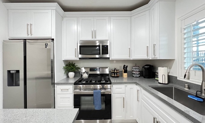 Santa Ana Apartment | ♥Full Kitchen♥10min→Airport♥Smart TV♥10min→Disney