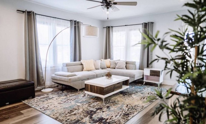 Anaheim Colony Historic District House | FULLY FURNISHED, MONTHLY BEAUTIFUL 3-BEDROOM HOME WITH LARGE FENCED YARD & CHILDREN'S PLAY/SWING SET 2 MILES FROM DISNEYLAND (p32)