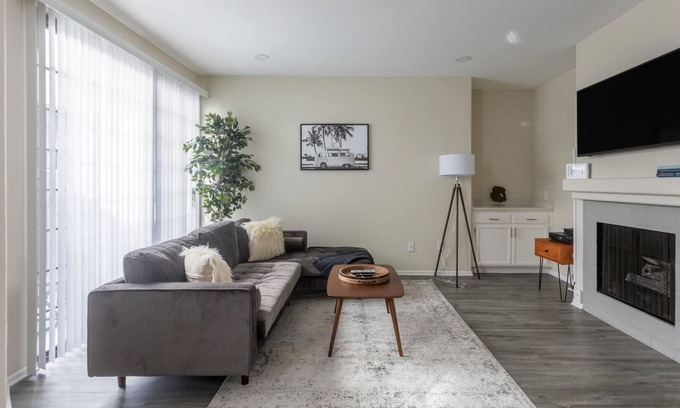 Burbank Apartment | Furnished 2BR in Burbank + Parking
