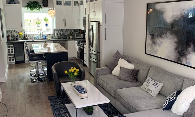 Marina Peninsula House | Glamorous High end bungalow completely remodeled 1 block to the beach with W/D.