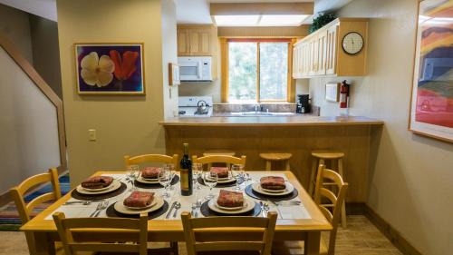Truckee Apartment | Gold Bend 5022