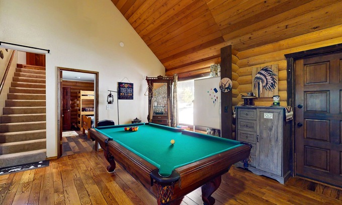 Twin Peaks Cabin | Grand Mountain Retreat w/Piano, Fast WiFi, Fireplace, Private Deck