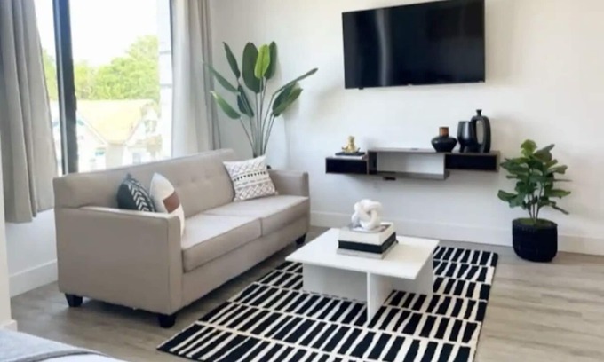 Van Nuys Apartment | Greater Properties Luxe Studios -Mins to Hollywood & LAX Airport