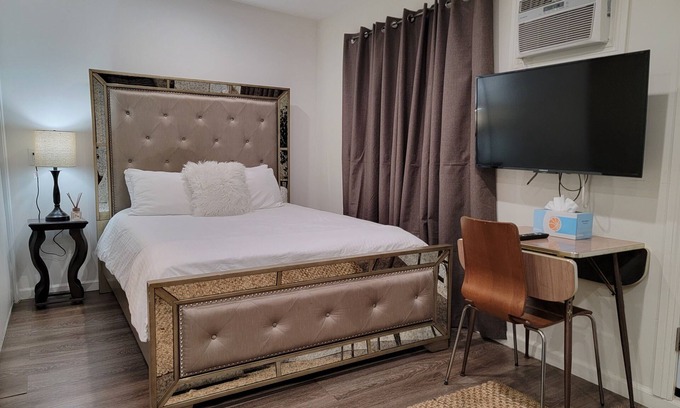 Beverly Hills Apartment | Guest suite near La Cienega Park Beverly Hills. 5 min to LACMA, and Rodeo Drive