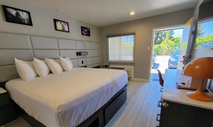 Newhall House | Hassle-free Stay! Minutes to Pruneridge Golf Club! FREE Parking On-site!