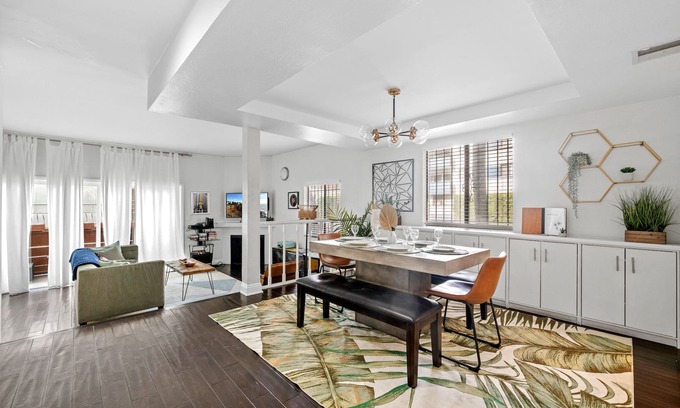 Hollywood House | Heart of Hollywood ★ 2 Car Private Parking ★ Walk To Attractions!