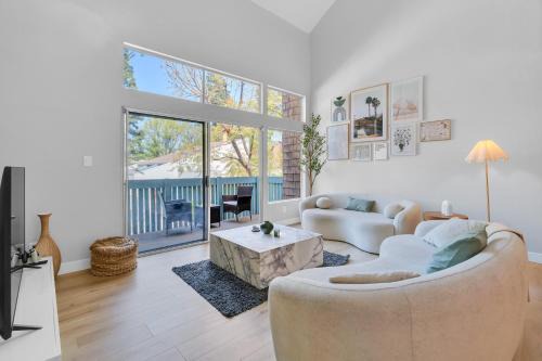 Tarzana Apartment | High Ceilings 3BR with Loft-2 Baths Pool & Jacuzzi