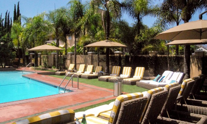 East Hollywood House | Hiking Break at Runyon Canyon Park! 4 Pet-friendly Rooms, Pool, Onsite Parking!