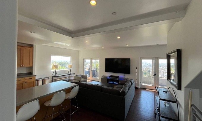 Los Angeles House | HIllside Stunning View's 3BR Home