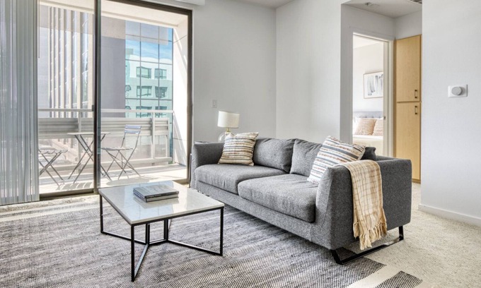 Little Tokyo Apartment | Hip Downtown 1BR w/ W/D, Pool & Gym, next to Broad Museum, by Blueground (LAX 536)