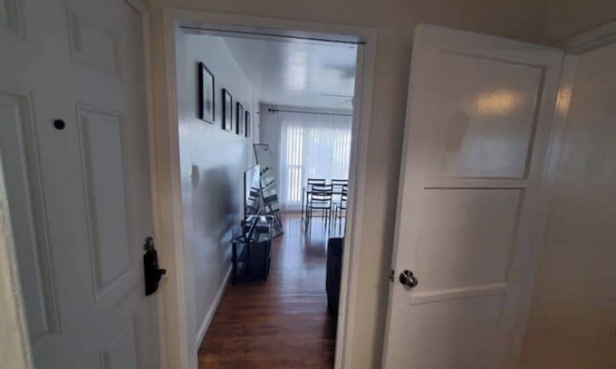 Hollywood Apartment | Hollywood - Budget, Private, Quiet 2nd Flr 1BR/1BA