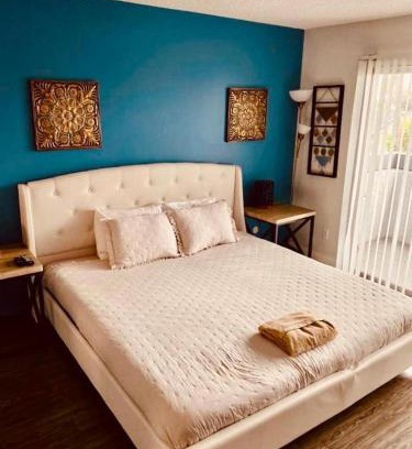 Rampart Village Apartment | Hollywood Studio with Pool, Parking and Gym