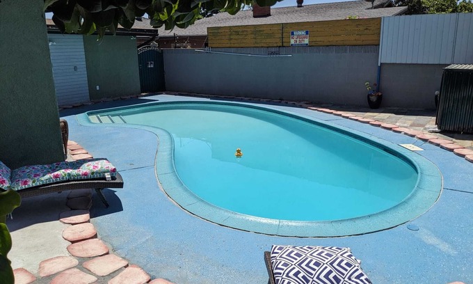 Valinda House | Home away from ๐ City life ๐and sunny๐๏ธ
