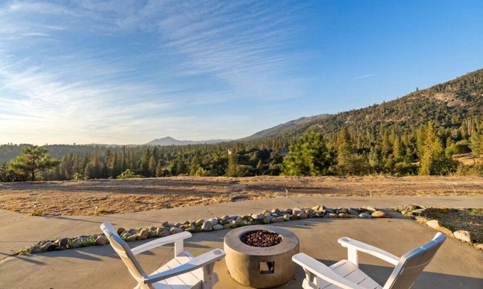 Mariposa House | Hot Tub, Fire Pit, 5 Acres of Privacy, and possibly the Best Views in Mariposa!