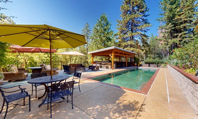Grass Valley House | House ∙ 6 bedrooms ∙ 20 guests