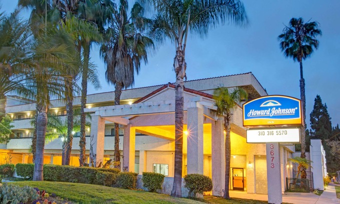 Delthorne Hotel | Howard Johnson by Wyndham Torrance