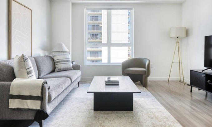 North Pine Apartment | Ideal Long Beach Studio w/ Pool & Gym, walk to Ocean Blvd, by Blueground