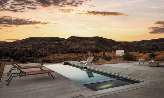 Pioneertown House | Infinity & Beyond: Luxury Retreat w/Infinity Pool