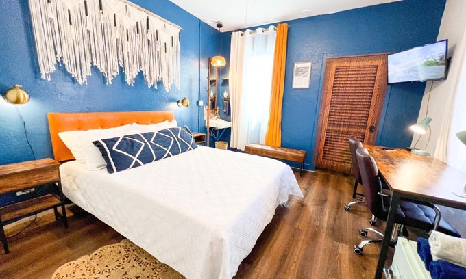 Mission Beach Hostel | ITH San Diego Mission Beach Backpacker Hostel
