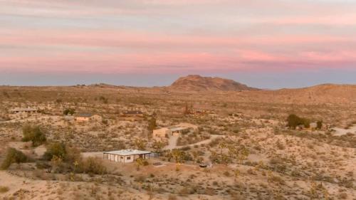 Yucca Valley House | Kinetic House-Joshua Trees Sculptures Cowboy Pool