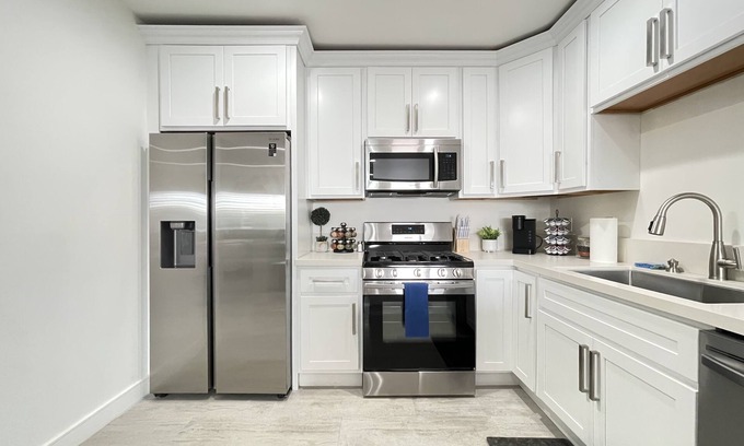 Santa Ana Apartment | ★King★5min→DTSA★Parking★65” Smart TV★Self Check-In
