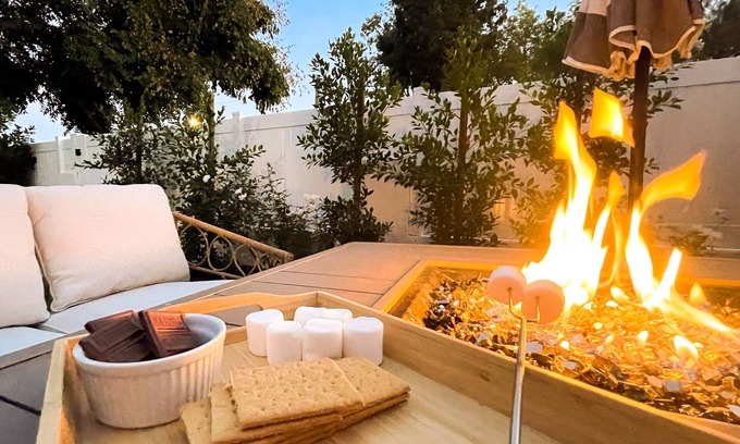 Encino House | King Bed. Washer/Dryer. Newly Remodeled. Fire Pit. Central Location. 3 TVs