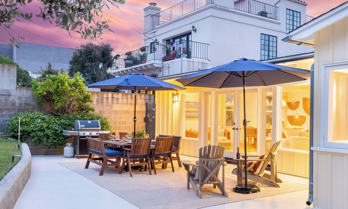 Village of La Jolla House | La Jolla Living by AvantStay | A+ Location | Private Backyard Lounge