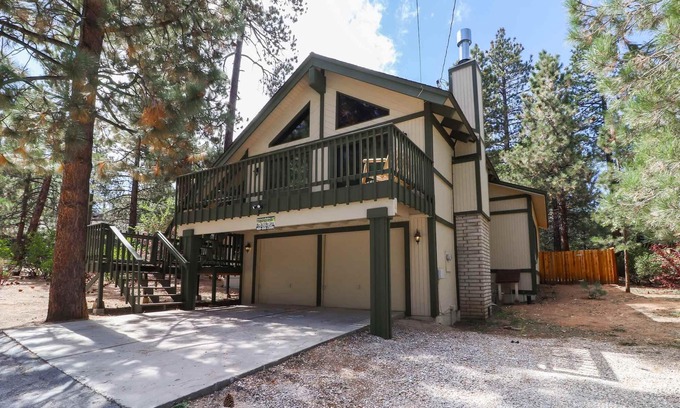 Summit Estates Cabin | La Maison by Destination Big Bear : Walk to Snow Summit! Pool Table! Hot Tub! Fireplace! Cable TV! BBQ! Wet Bar!