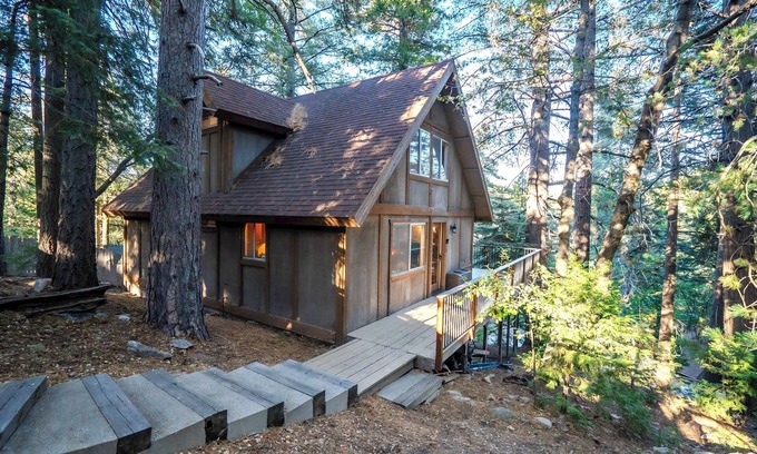 Blue Jay House | Lake Arrowhead Cabin – Tranquil Rockhouse in the Trees