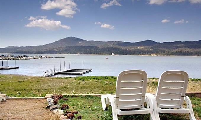 The Village Cabin | Lakefront Paradise Chalet with Beautiful Views and Easy Walk to the Village