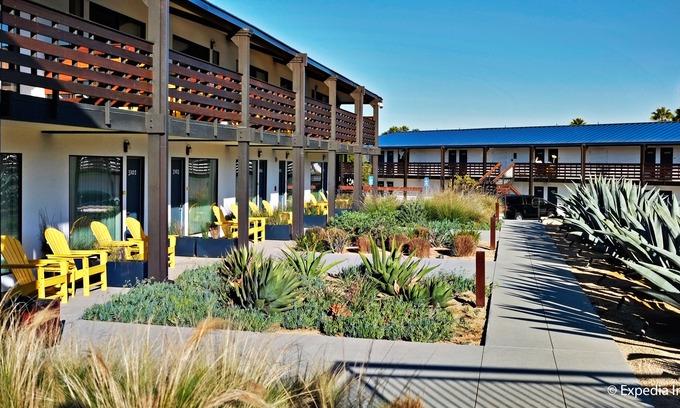 Lake San Marcos Hotel | Lakehouse Hotel and Resort