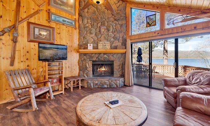 Big Bear Lake Cabin | Lakeshore Cabin at Big Bear Lake | Hot Tub | Pool Table | Boat Dock
