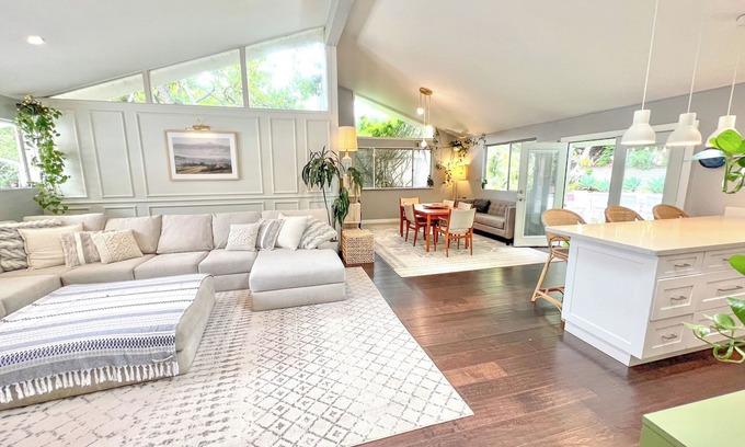 University City House | Large House with Jacuzzi, Sauna, Ping pong, Large yard - 6 minutes to Beach