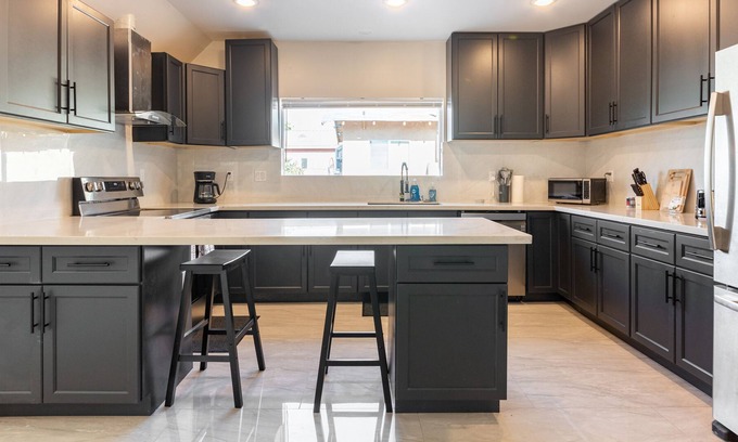 Lennox House | LAX/ SoFi Stadium Spacious 5 BR Brand New House