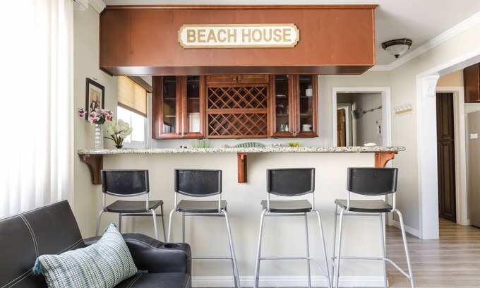 Belmont Heights Apartment | LB New and Upgraded Beach House Walk 2 Sand Sleeps 9