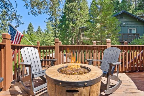 Sugar Pine House | Lewis Creek cabin near Yosemite king beds