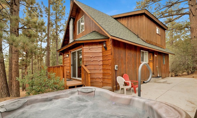 Big Bear Cabin | Living Log Cabin Retreat w/Hot Tub in Big Bear