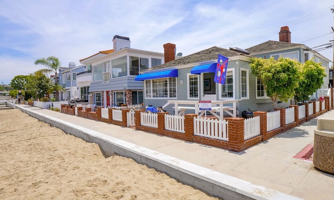 Balboa Island House | Location, Beach and Boardwalk for this classic beach cottage