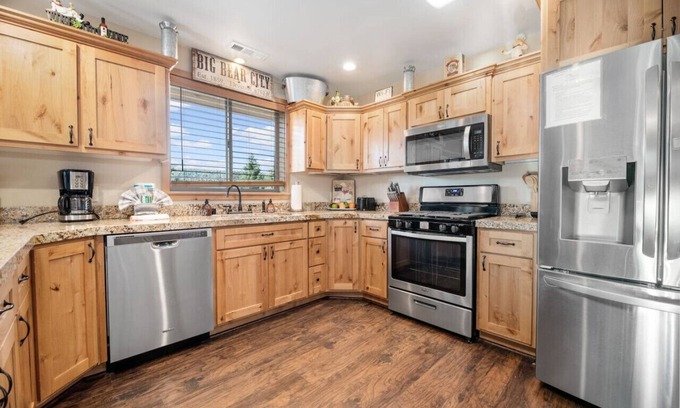 Woodlands Cabin | Log Cabin W/Spa-A/C -Pool Table & Sauna