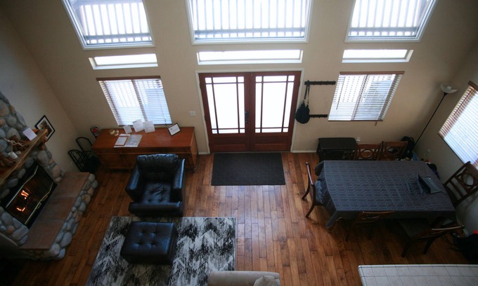 Big Bear Lake House | LogChalet/walk2lake&village/close2slopes/HotTub/GameRoom/Arcade/BBQ/AC/Office/EV