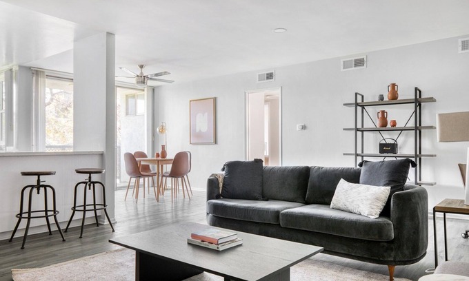 Beverly Grove Apartment | Lovely Beverly Hills 2BR near the Grove & Rodeo Drive, by Blueground