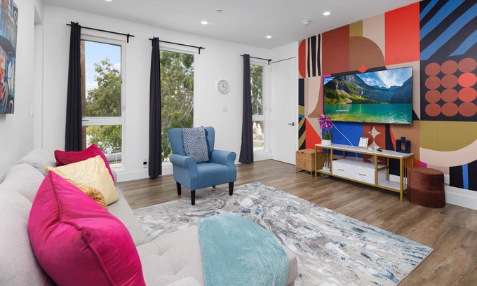 Harbor Gateway South House | Lustrous Abode 4B3B QUEEN BEDS