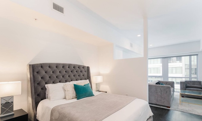 Historic Core Apartment | Luxe and Modern Studio, Centrally Located in DTLA, Self Check in, Two Story Gym