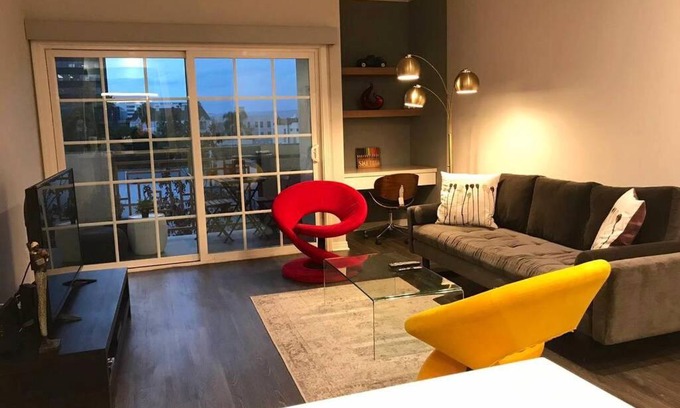 Miracle Mile Apartment | Luxurious and Modern 2bed/2bath Apt near The Grove