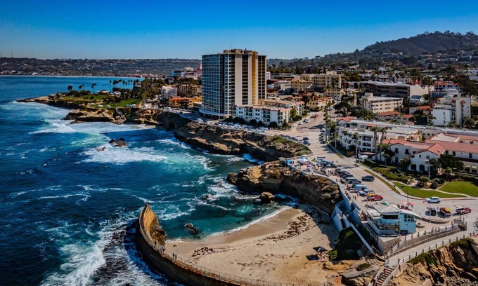 Village of La Jolla Condo | Luxurious Coastal Views
